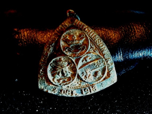 Religious commemorative medallion